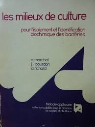 Les milieux de culture pour l'isolement et l'identification biochimique des bactéries.